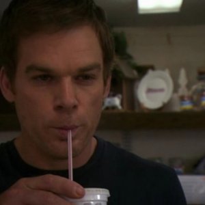 Michael C. Hall si gusta una bitita all'autogrill nell'episodio Nebraska