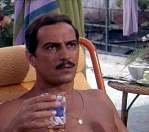 Nino Manfredi in una scena di Operazione San Gennaro