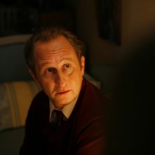 Un primo piano di Benoît Poelvoorde in una scena di Emotivi anonimi