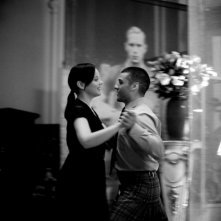 Abbie Cornish balla insieme a Oscar Isaac in una scena del film Edward e Wallis