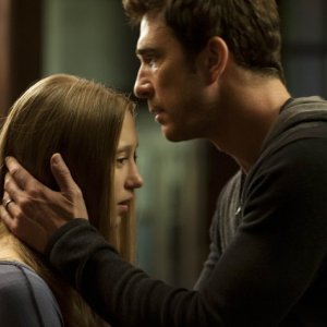 American Horror Story: Dylan McDermott e Taissa Farmiga nell'episodio Rubber Man