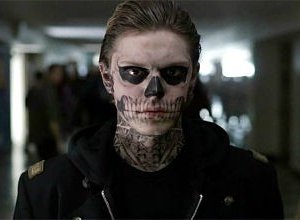 American Horror Story: Evan Peters col make up da scheletro nell'episodio Halloween - part 2 (stagione 1)