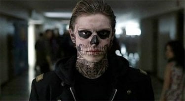 American Horror Story: Evan Peters col make up da scheletro nell'episodio Halloween - part 2 (stagione 1)