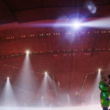 Arthur ammira l'astronave di Babbo Natale in una scena del film Arthur Christmas: Il figlio di Babbo Natale in 3D