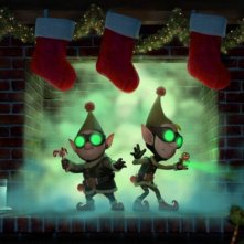 Arthur Christmas: Il figlio di Babbo Natale in 3D, due gnometti natalizi all'opera sotto l'albero