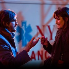 Ashton Kutcher e Lea Michele in una romantica immagine di Capodanno a New York