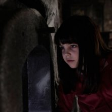 Bailee Madison in una scena del film horror Non avere paura del buio