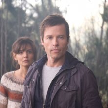Guy Pearce e Katie Holmes in una scena dell'horror Non avere paura del buio