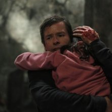 Guy Pearce In Una Scena Di Non Avere Paura Del Buio Con In Braccio La Piccola Bailee Madison 222868