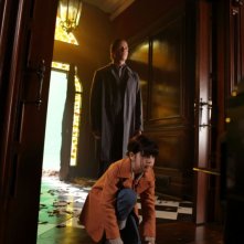 Guy Pearce in una scena di Non avere paura del buio insieme a Bailee Madison