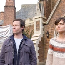 Katie Holmes e Guy Pearce in una scena dell'horror Non avere paura del buio
