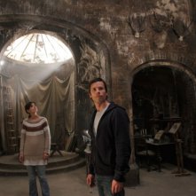 Katie Holmes in una scena dell'horror Non avere paura del buio insieme a Guy Pearce