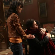 Katie Holmes in una scena di Non avere paura del buio insieme a Guy Pearce