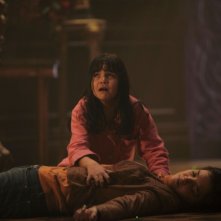 Non avere paura del buio: Katie Holmes e Bailee Madison in una drammatica scena del film