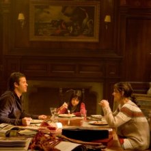 Non avere paura del buio: Katie Holmes, Guy Pearce e Bailee Madison in una scena del film