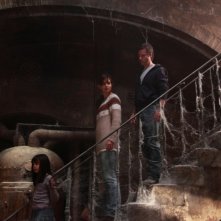 Non avere paura del buio: Katie Holmes, Guy Pearce e la piccola Bailee Madison in una scena del film