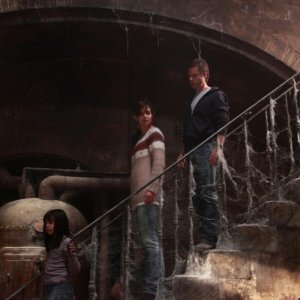 Non avere paura del buio: Katie Holmes, Guy Pearce e la piccola Bailee Madison in una scena del film