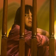 Non avere paura del buio: la piccola Bailee Madison in una scena del film