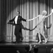 Bérénice Bejo insieme a Missi Pyle sul palcoscenico in una scena di The Artist