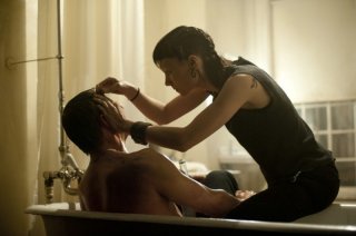 Daniel Craig insieme a Rooney Mara in una scena del film Millennium - Uomini che odiano le donne