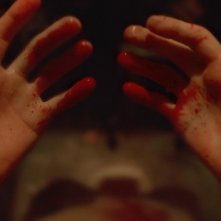 Enter the Void: le mani insanguinate del protagonista in una scena del film