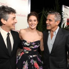 George Clooney insieme ad Alexander Payne e Shailene Woodley sul red carpet della premiere di The Descendants a Beverly Hills