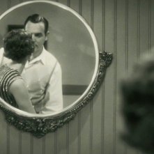 Jean Dujardin e Bérénice Bejo riflessi nello specchio in una scena di The Artist