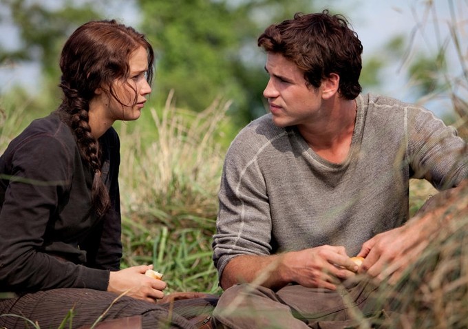 Jennifer Lawrence E Liam Hemsworth In Un Momento Di Confidenza In The Hunger Games 223025