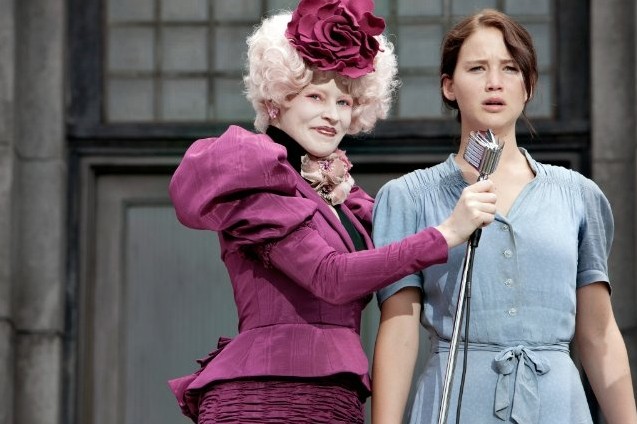 Jennifer Lawrence ed Elizabeth Banks in una scena di The Hunger Games