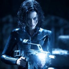 Kate Beckinsale armata fino ai denti in una scena del film Underworld: Il risveglio