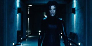 Kate Beckinsale nei panni di Selene in una scena di Underworld: Il risveglio