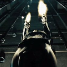 Kate Beckinsale spara in volo in una scena del film Underworld: Il risveglio