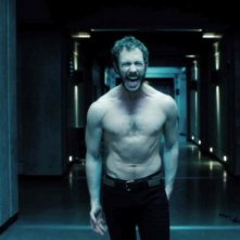 Kris Holden-Ried furibondo in una scena di Underworld: Il risveglio