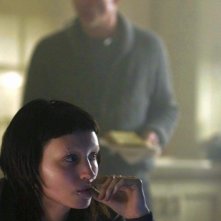 Rooney Mara in una scena del film Millennium - Uomini che odiano le donne insieme a Daniel Craig