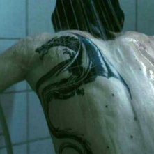 Rooney Mara mostra il suo tatuaggio in una scena del film Millennium - Uomini che odiano le donne