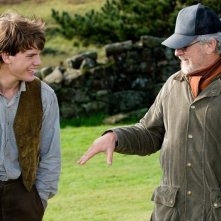 Steven Spielberg insieme a Jeremy Irvine sul set di War Horse