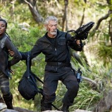 Terra Nova Christine Adams E Stephen Lang In Un Momento Dell Episodio Now You See Me 223077