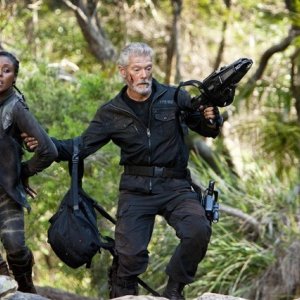 Terra Nova: Christine Adams e Stephen Lang in un momento dell'episodio Now You See Me