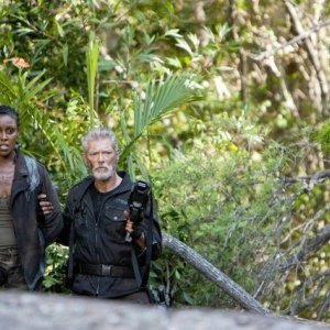 Terra Nova: Christine Adams e Stephen Lang in una scena dell'episodio Now You See Me