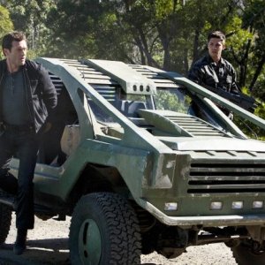 Terra Nova: Jason O'Mara e Dean Geyer in una scena dell'episodio Now You See Me