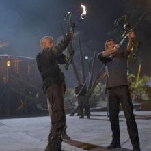 Terra Nova: Jason O'Mara e Stephen Lang in una scena dell'episodio Nightfall