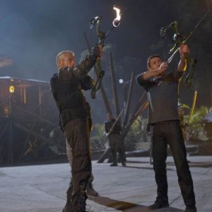 Terra Nova: Jason O'Mara e Stephen Lang in una scena dell'episodio Nightfall