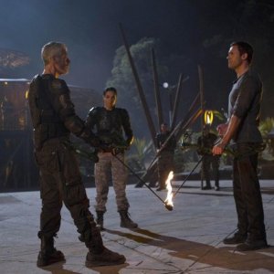 Terra Nova: Jason O'Mara e Stephen Lang nell'episodio Nightfall