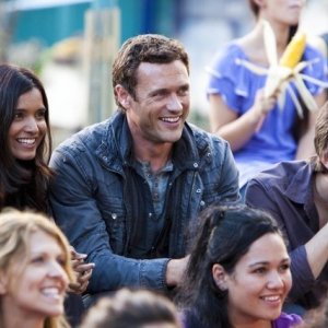 Terra Nova: Jason O'Mara, Shelley Conn e Landon Liboiron nell'episodio Vs.