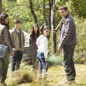 Terra Nova: la famiglia Shannon in una scena dell'episodio Now You See Me