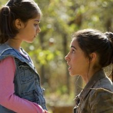 Terra Nova: Naomi Scott ed Alana Mansour nell'episodio Proof