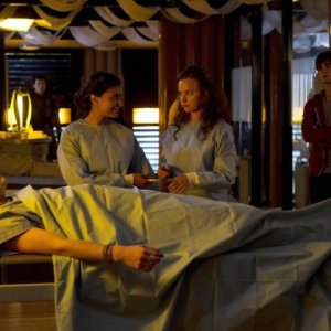 Terra Nova: Shelley Conn, Allison Miller e Sam Parsonson nell'episodio Nightfall