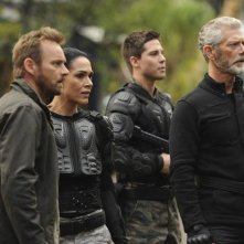 Terra Nova: Simone Kessell, Stephen Lang, Rod Hallet e Dean Geyer nell'episodio Vs.