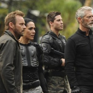Terra Nova: Simone Kessell, Stephen Lang, Rod Hallet e Dean Geyer nell'episodio Vs.