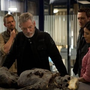 Terra Nova: Stephen Lang e Shelley Conn nell'episodio Vs.